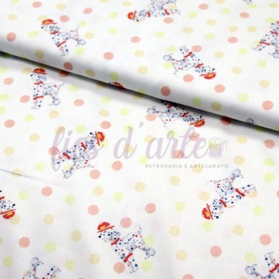 Tecido branco com padrão de pontos coloridos e elefantes desenhados