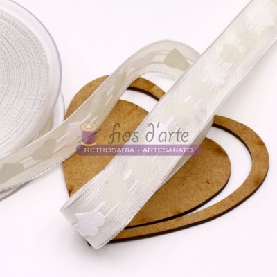 Fita branca com padrão de coelhos e suporte de madeira em forma de coração