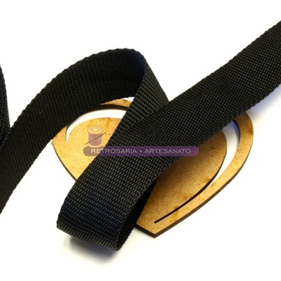 Fita preta de tecido com suporte de madeira em forma de coração.