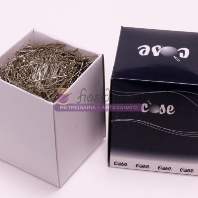 Caixas com alfinetes metálicos prateados para costura