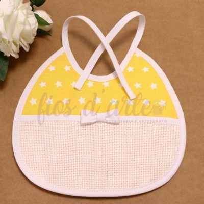 Babete de bebé amarelo com estrelas brancas e laço branco