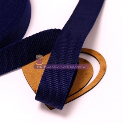 Fita de tecido azul escuro sobre cartão em forma de coração