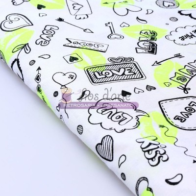 Tecido branco com estampado de corações, palavras e manchas amarelas