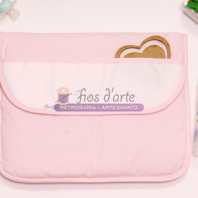 Carteira rosa e branca de tecido com fecho, biberão com desenhos de animais e chucha ao lado