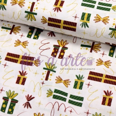 Tecido natalício com padrão de caixas de presente coloridas e detalhes dourados