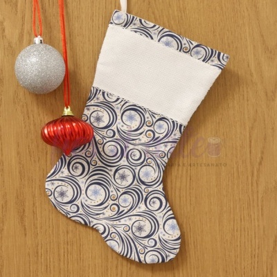 Meia de Natal decorativa branca com padrão azul e dourado e bolas de Natal penduradas