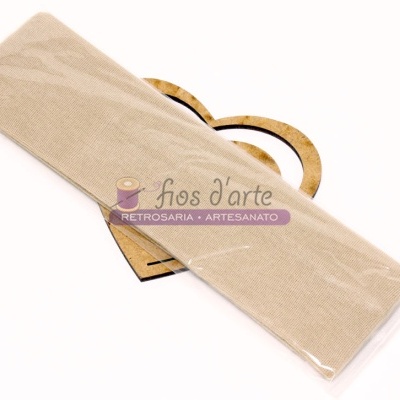 Pacote de tecido bege claro embalado em plástico sobre cartão de madeira em forma de coração