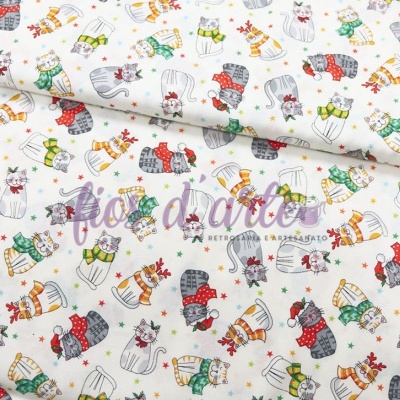 Tecido branco com padrão colorido de gatos vestidos com roupas de inverno