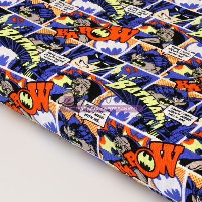 Tecido estampado colorido com personagem Batman e palavras K-POW e BATMAN