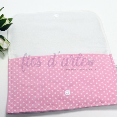 Toalhete de pano branco e rosa com padrão de bolinhas e botão de pressão