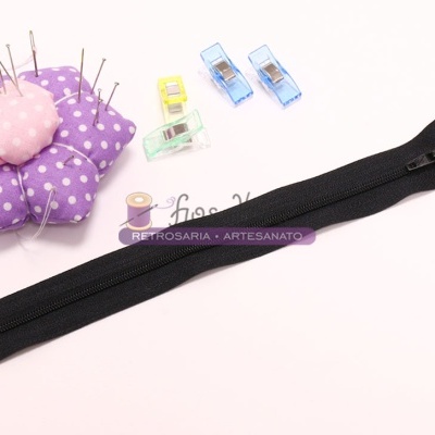 alfineteiro roxo com bolinhas, alfinetes coloridos, prendedores e fecho éclair preto