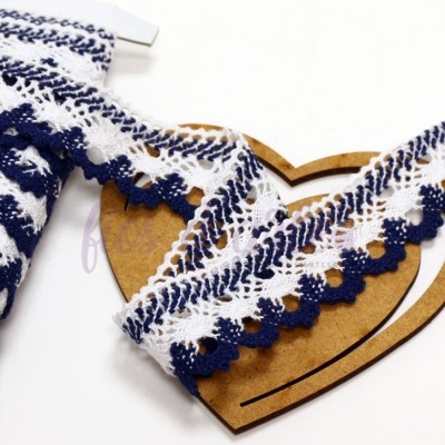 Fita de renda azul escura e branca enrolada em suporte de madeira em forma de coração