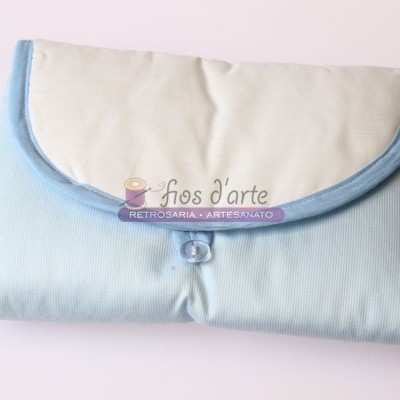 Bolsa de tecido azul claro com aba branca e botão de pressão