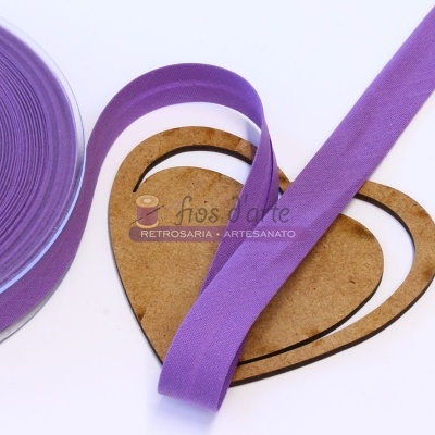 Fita de tecido roxo claro num suporte de madeira em forma de coração com texto impresso.