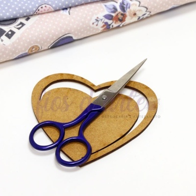 Tesouras pequenas com cabo azul sobre base de madeira em forma de coração