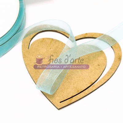 Fita de cetim azul clara translúcida com coração de madeira e texto de artesanato.