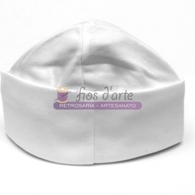 Gorro branco de tecido com costura central visível