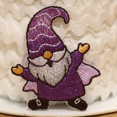 Aplicação bordada de gnomo roxo com barba branca