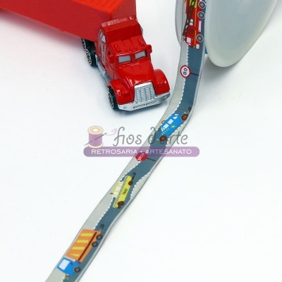 Fita decorativa com padrão de estrada e carros coloridos com sinal de trânsito
