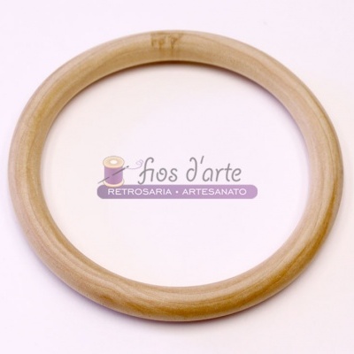 Argola de madeira clara sobre fundo branco com logótipo ao centro