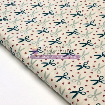 Tecido branco com tesouras azuis, cinzentas, corações vermelhos e etiqueta Fios & Laços