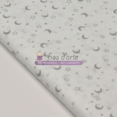 Tecido branco com padrão de estrelas e luas cinzentas e texto Fios d'arte RETROSARIA • ARTESANATO