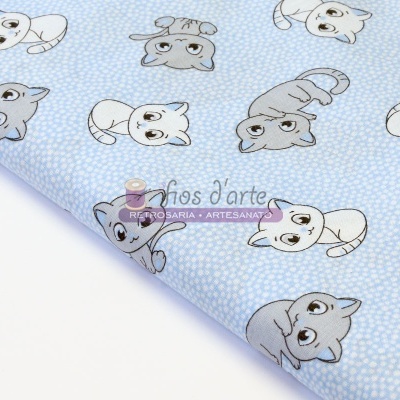 Tecido azul claro com gatos desenhados e etiqueta da marca