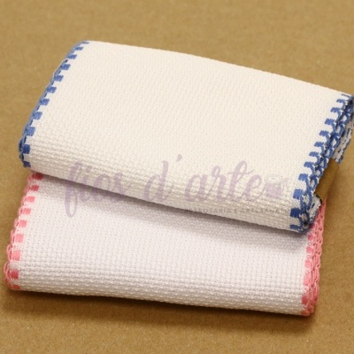 Dois panos de cozinha brancos com bordas coloridas azul e rosa