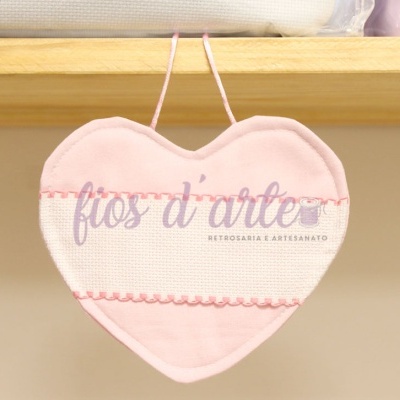 Suporte de panela em forma de coração cor de rosa pendurado