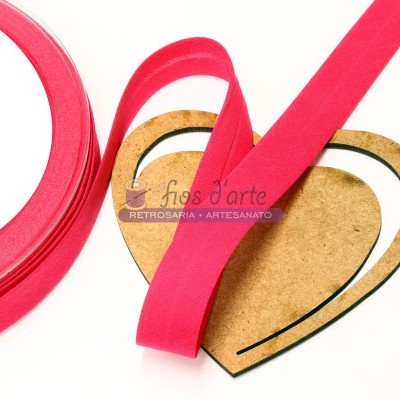 Fita de tecido vermelha com suporte de madeira em forma de coração.