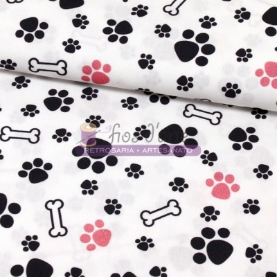 Tecido branco com padrão de patas de cão preto e rosa e ossos pretos