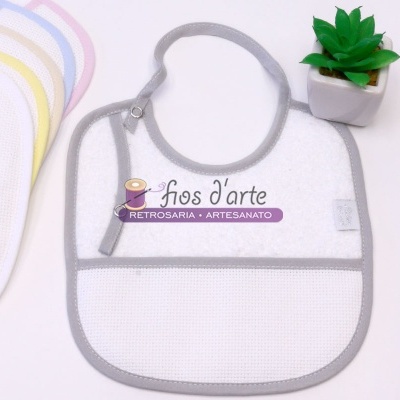 Babete branco com bordas cinza e planta artificial num vaso branco