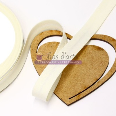 Fita branca e coração em MDF com cartão artístico