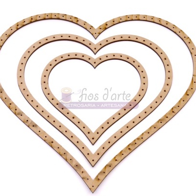 Três molduras de madeira em formato de coração com orifícios
