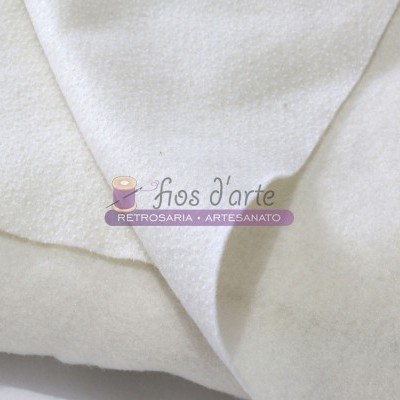 Tecidos brancos com texturas variadas e texto sobreposto