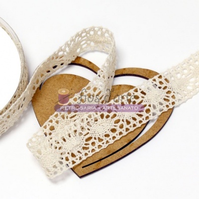 Fita de renda branca floral com etiqueta roxa sobre base em forma de coração castanha