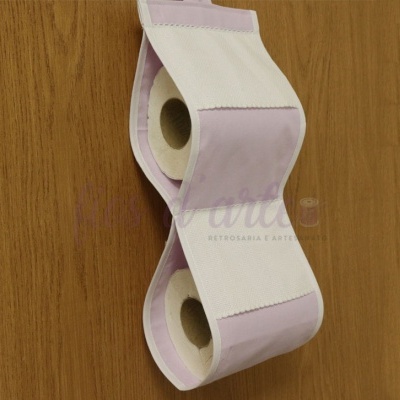 Suporte tecido para papel higiénico lilás e branco com dois rolos na porta de madeira