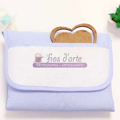 Bolsa de tecido azul claro com pontos brancos e inscrição 'fios d'arte' com planta ao lado