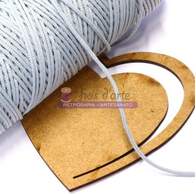Bobina de cordão cinzento claro sobre base de madeira em forma de coração com marca 'Fios d'arte'