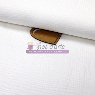 Tecido branco com padrão texturizado e parte de coração castanho com texto impresso