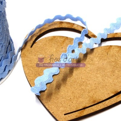 Fita decorativa azul claro ondulada sobre suporte de madeira em forma de coração