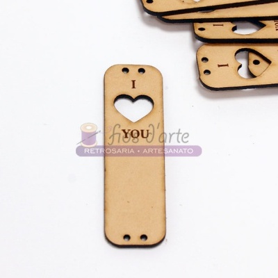 Marcador de madeira com recorte de coração e texto I YOU