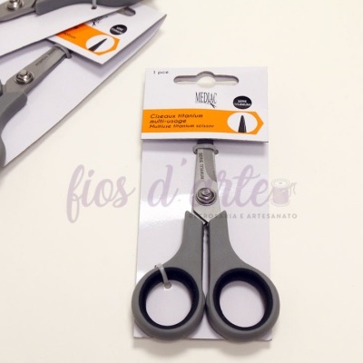 Tesoura de unha preta com embalagem