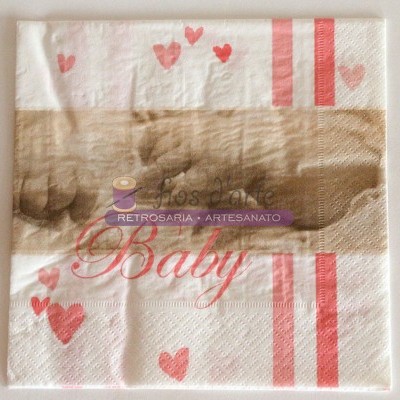 Guardanapo de papel branco com corações rosa e vermelhos e palavra 'Baby'