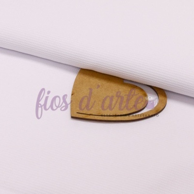 Rolo de tela branca canelada com etiqueta em forma de coração