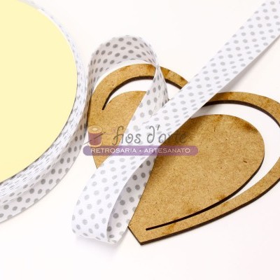 Fita branca com pontos cinzentos e forma de coração em MDF