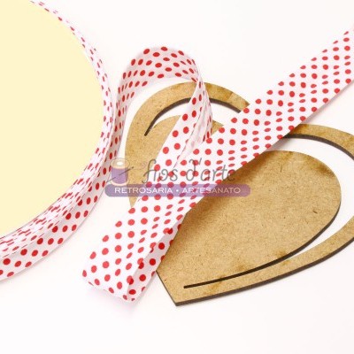 Fitas com bolinhas vermelhas e base de madeira em forma de coração