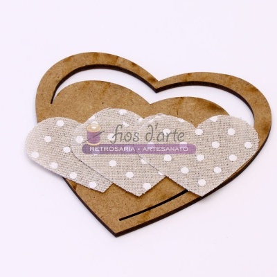 Coração em madeira com corações de tecido branco às bolinhas e etiqueta central
