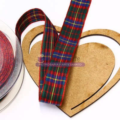 Fita xadrez colorida enrolada com suporte de madeira em forma de coração