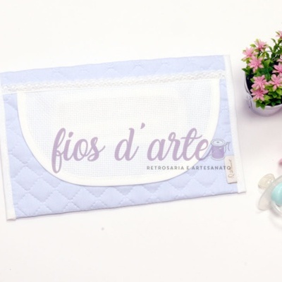 Carteira acolchoada lilás com bolso de rede e texto fios d' arte, flores cor-de-rosa em vaso e duas chuchas